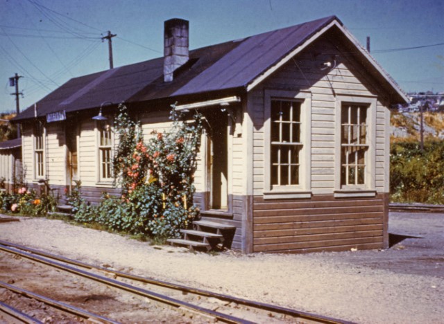 Depot/yard office. Per Jack Christensen, "I don’t think there was a yardmaster. Switch jobs went to Fremont and the university- switching limits extended to Keith. Others served Terry Ave, 3 shifts. Generally 2 engines tied up at Interbay in 50s/60s."