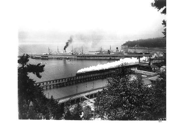 Oriental Limited passing steamships Minnesota & Dakota at the Great Northern dock, Smith Cove, Seattle, in 1905. UW Special Collections.